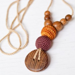 Teethering Necklace in Brown & Gold, Oak Wood Kangaroocare